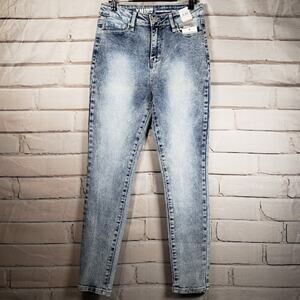 NWT Juniors High Rise Dream Jeans Acid Wash Denim size 9/29